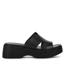 Klapki Lasocki. Czarne klapki damskie Lasocki, bez wzorów, bez obcasa, bez zapięcia. Za 159.99 zł.