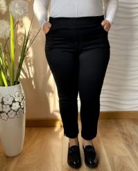 Czarne spodnie jeansowe Julia z wysokim stanem 7/8 PLUS SIZE XXL. Czarne spodnie materiałowe damskie Nasi partnerzy, bez wzorów, z bawełny, biznesowe, z podwyższonym stanem, plus size, krótkie. Za 199.90 zł.
