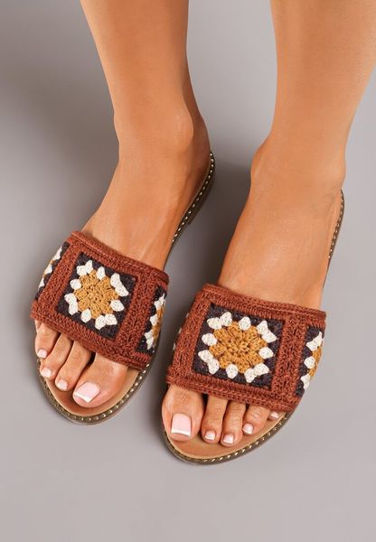 Brązowe Płaskie Klapki w Stylu Boho Ozdobione Nitami Yarpena. Brązowe klapki damskie Born2be, na lato, z aplikacjami, boho, z otwartym noskiem, bez obcasa, na płaskiej podeszwie, bez zapięcia. Za 39.99 zł.