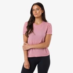 Koszulka treningowa damska Swedemount Ultra Light Tee szybkoschnąca. Czerwone bluzki damskie SWEDEMOUNT, bez wzorów, sportowe, bez kołnierzyka, bez ramiączek. Za 129.99 zł.