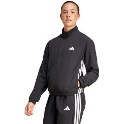 Kurtka damska adidas Train Essentials 3-Stripes. Białe kurtki sportowe damskie Adidas, bez wzorów, z elastanu, bez ramiączek, bez kaptura, do biegania, climacool (adidas). Za 186.99 zł.
