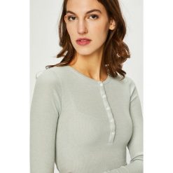 Review - Bluzka. Niebieskie bluzki damskie Review, s, bez wzorów, z dzianiny, casualowe, bez kołnierzyka, bez ramiączek. W wyprzedaży za 59.90 zł.