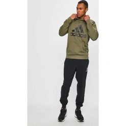 New Balance - Spodnie. Czarne spodnie materiałowe męskie New Balance, bez wzorów, z bawełny. W wyprzedaży za 169.90 zł.