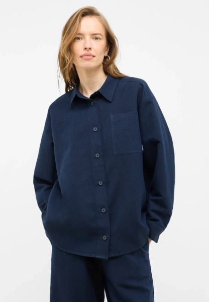 Damska Koszula Mustang Style Willow Navy Blazer 1016575 5324. Niebieskie koszule damskie Mustang, m, bez wzorów, bez kołnierzyka, bez ramiączek. Za 149.99 zł.