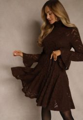 Brązowa Sukienka ze Stójką z Koronki Zdobiona Wiązaniem w Talii i Falbanami Elarassa. Brązowe sukienki damskie Renee, m, z aplikacjami, z koronki, bez kołnierzyka, bez ramiączek, mini. Za 189.99 zł.