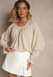 Beżowa Bluzka Ozdobiona Marszczeniem Emirana. Brązowe bluzki damskie Renee, bez wzorów, z jeansu, klasyczne, bez kołnierzyka, bez ramiączek. Za 69.99 zł.