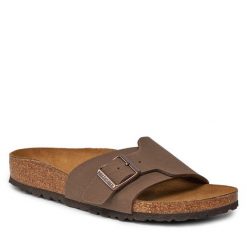 Klapki Birkenstock. Brązowe klapki damskie Birkenstock, bez wzorów, bez obcasa, bez zapięcia. Za 429.99 zł.