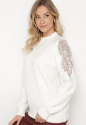 Biały Sweter z Cyrkoniami Perłami i Cekinami Nevalitha. Białe swetry nierozpinane damskie Born2be, na zimę, bez wzorów, bez kołnierzyka, bez ramiączek. Za 129.99 zł.