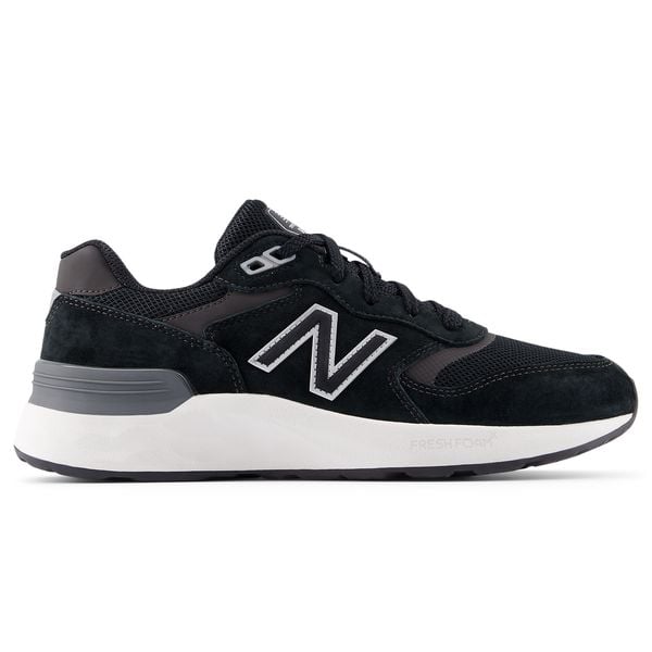 Buty damskie New Balance WW880BB7 – czarne. Czarne obuwie sportowe damskie New Balance, bez wzorów, z gumy, bez zapięcia, na fitness i siłownię. Za 499.99 zł.