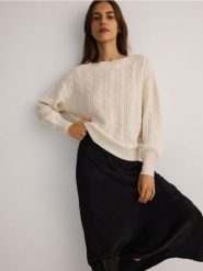 Sweter z kimonowym rękawem - kremowy. Białe swetry nierozpinane damskie Reserved, l, bez wzorów, z dzianiny, bez kołnierzyka, bez ramiączek. W wyprzedaży za 49.99 zł.