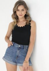 Czarny Top z Wiskozy z Pofalowanymi Krawędziami Zoenite. Czarne topy damskie Born2be, s, bez wzorów, prążkowane, bez kołnierzyka, bez ramiączek. Za 59.99 zł.