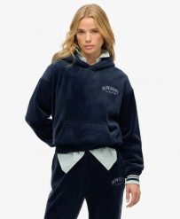Superdry Country Club Velour Relaxed Hoodie – welurowa bluza z kapturem – RICH. Niebieskie bluzy damskie Superdry, bez wzorów, z elastanu, eleganckie, bez ramiączek, z kapturem. Za 315.65 zł.