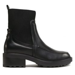 Botki Tommy Hilfiger. Czarne botki damskie Tommy Hilfiger, bez wzorów, bez obcasa, na słupku, bez zapięcia. Za 669.99 zł.