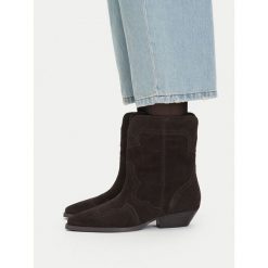 Botki Badura. Brązowe botki damskie Badura, bez wzorów, bez obcasa, na płaskiej podeszwie, bez zapięcia. Za 299.99 zł.