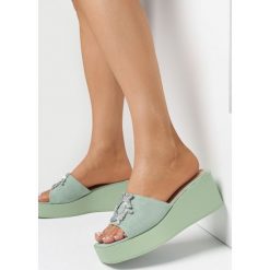 Zielone Klapki Yiriye. Zielone klapki damskie Born2be, bez wzorów, eleganckie, bez obcasa, na koturnie, bez zapięcia. W wyprzedaży za 82.49 zł.