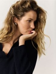 Sweter z wełny merino - granatowy. Niebieskie swetry nierozpinane damskie Reserved, l, bez wzorów, z wełny, bez kołnierzyka, bez ramiączek. Za 239.99 zł.