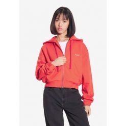 Bluza sportowa damska Prosto Bomb z kapturem. Czerwone bluzy damskie Prosto., bez wzorów, sportowe, bez ramiączek, z kapturem. W wyprzedaży za 230.99 zł.