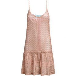 Sukienka MELISSA ODABASH KHLOE. Czerwone sukienki damskie Melissa Odabash, na plażę, w ażurowe wzory, bez kołnierzyka, bez ramiączek, mini. W wyprzedaży za 670.00 zł.