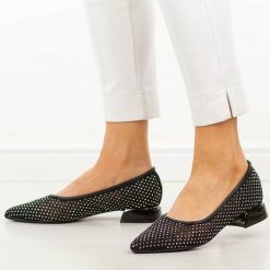 Czarne czółenka damskie na obacasie Vinceza 62294. Czarne czółenka damskie VINCEZA, na lato, bez wzorów, eleganckie, bez obcasa, na obcasie, bez zapięcia. Za 199.00 zł.