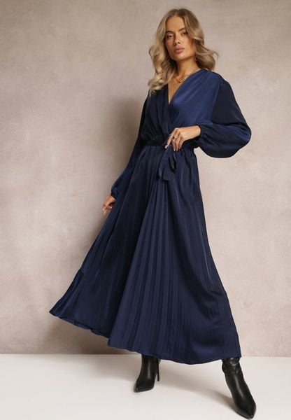 Granatowa Maxi Sukienka z Plisowanym Dołem i Kopertowym Dekoltem Basila. Niebieskie sukienki damskie Renee, l, bez wzorów, bez kołnierzyka, bez ramiączek, maxi, kopertowe. Za 119.99 zł.