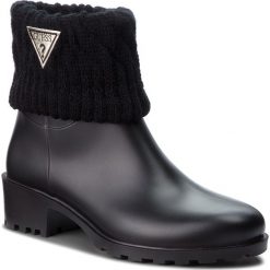 Kalosze GUESS - FLVNT3 RUB09 BLACK. Czarne kalosze damskie Guess, bez wzorów, z materiału, bez zapięcia. W wyprzedaży za 229.00 zł.