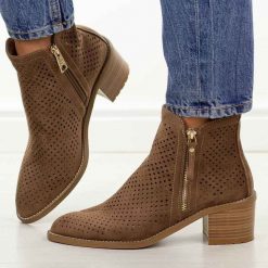 C.Beżowe ażurowe botki damskie na obcasie Vinceza 58621. Brązowe botki damskie VINCEZA, na jesień, w ażurowe wzory, z jeansu, eleganckie, bez obcasa, na obcasie, bez zapięcia. Za 219.00 zł.