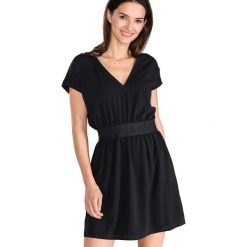 Armani Exchange Sukienka Czarny. Czarne sukienki damskie Armani Exchange, m, bez wzorów, z materiału, bez kołnierzyka, bez ramiączek. Za 714.95 zł.