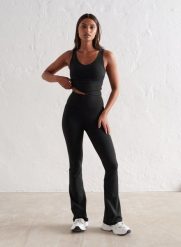 Damskie legginsy rozszerzane, wysoki stan, squat proof dla niskich Sense czarne. Czarne legginsy damskie Aim'n, bez wzorów, z elastanu. Za 340.00 zł.