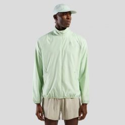 Kurtka męska Odlo ESSENTIAL LIGHT Jacket. Zielone kurtki męskie ODLO, l, bez wzorów, z materiału, bez kaptura, do biegania. Za 399.99 zł.