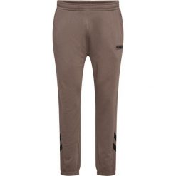 Spodnie dresowe plus Hummel Legacy. Brązowe spodnie sportowe męskie Hummel, bez wzorów, z dresówki, do biegania. W wyprzedaży za 193.50 zł.