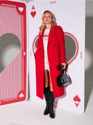 Długi płaszcz z ozdobnymi guzikami - czerwony. Czerwone płaszcze damskie Sinsay, l, bez wzorów, bez kołnierzyka, bez kaptura. Za 139.99 zł.