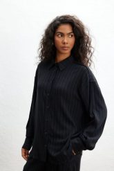 Koszula w PASKI w kolorze BLACK - ROOMI. Czarne koszule damskie Marsala, m, bez wzorów, z elastanu, biznesowe, bez kołnierzyka, bez ramiączek. Za 399.90 zł.