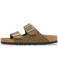 Klapki Birkenstock Arizona Synthetics Damskie. Brązowe klapki damskie Birkenstock, bez wzorów, z materiału, bez obcasa, bez zapięcia. Za 429.75 zł.