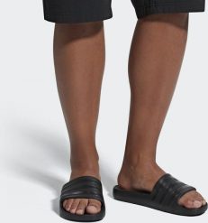 Adidas Klapki męskie Adilette Aqua czarne r. 38 (F35550). Czarne klapki męskie Adidas, bez wzorów, bez zapięcia. Za 93.23 zł.