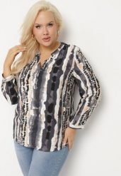 Czarna Koszula w Serek z Wiskozą Zdobiona Abstrakcyjnym Wzorem Cilaira. Czarne koszule damskie Born2be, plus size, z aplikacjami, z jeansu, biznesowe, bez kołnierzyka, bez ramiączek. Za 69.99 zł.