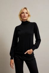 Gładki sweter z golfem czarny. Czarne swetry nierozpinane damskie MOODO, l, bez wzorów, z poliamidu, bez kołnierzyka, bez ramiączek. W wyprzedaży za 49.98 zł.