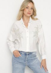 Biała Koszula Oversize z Wiskozą Zdobiona Kwiatami z Cyrkonii Jaslira. Białe koszule damskie Born2be, l, z aplikacjami, z jeansu, eleganckie, bez kołnierzyka, bez ramiączek. Za 84.99 zł.