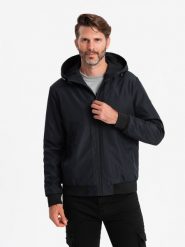 Lekka kurtka męska z siateczkową podszewką i kapturem – czarna V4 OM-JANP-0149 - XXL. Czarne kurtki męskie Ombre Clothing, l, z aplikacjami, z materiału. W wyprzedaży za 169.99 zł.
