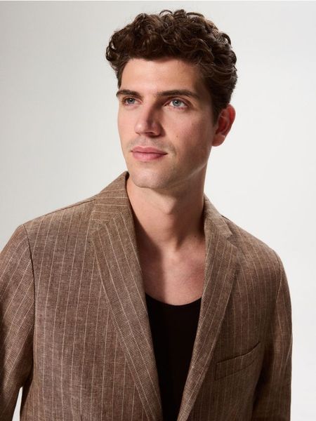 Lniana marynarka regular fit - brązowy. Brązowe garnitury męskie Reserved, l, bez wzorów. W wyprzedaży za 159.99 zł.