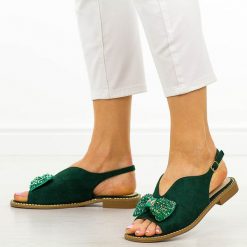 Zielone płaskie sandały damskie S.Barski 014. Zielone sandały damskie S.BARSKI, z aplikacjami, ze skóry, bez obcasa, na płaskiej podeszwie, bez zapięcia. W wyprzedaży za 152.10 zł.