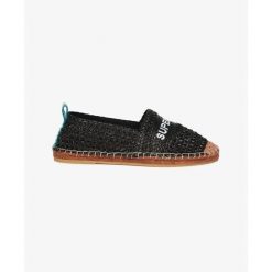 Sandały espadryle z haftowanego rafii dla kobiet Superdry. Czarne sandały damskie Superdry, bez wzorów, bez obcasa, bez zapięcia. Za 283.95 zł.