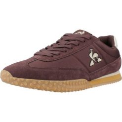 Buty LE COQ SPORTIF VELOCE Bordeaux. Czerwone buty zimowe męskie le coq sportif, bez wzorów, z tkaniny, bez obcasa, bez zapięcia. Za 204.99 zł.