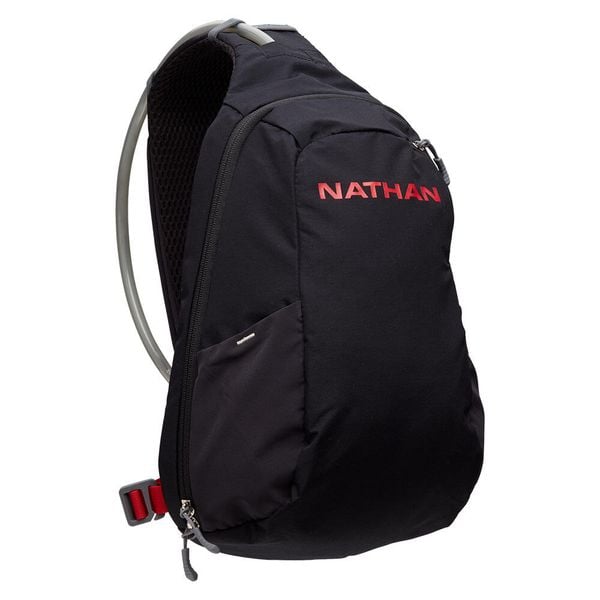 Plecak Nathan Run Sling 8 L. Czarne plecaki męskie Nathan, bez wzorów, sportowe. Za 512.50 zł.