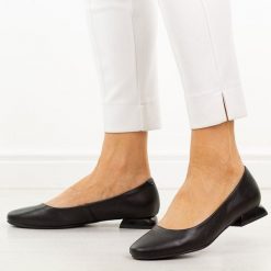 Czarne skórzane czółenka damskie M.Daszyński Ol51-1. Czarne czółenka damskie M.Daszyński, na jesień, bez wzorów, z jeansu, casualowe, z okrągłym noskiem, bez obcasa, na obcasie, bez zapięcia. Za 219.00 zł.