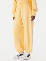 Adidas Spodnie dresowe Soft Lux KA7020 Pomarańczowy Loose Fit. Brązowe spodnie dresowe damskie Adidas, bez wzorów, z dresówki. Za 229.99 zł.