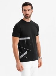 Męska koszulka z bawełnianego jerseyu z dużym bocznym napisem – czarna V1 OM-TSPT-0213 - XXL. Czarne t-shirty męskie Ombre Clothing, l, z aplikacjami, z bawełny, bez kołnierzyka, bez ramiączek. W wyprzedaży za 49.99 zł.