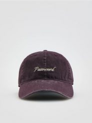 Czapka z haftowanym napisem - ciemnofioletowy. Fioletowe czapki damskie Reserved, bez wzorów. Za 59.99 zł.