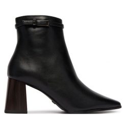 Botki Tamaris. Czarne botki damskie Tamaris, bez wzorów, bez obcasa, na słupku, bez zapięcia. Za 484.99 zł.