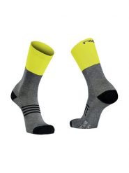 Skarpety rowerowe NORTHWAVE EXTREME PRO HIGH SOCK. Szare skarpety męskie Northwave, bez wzorów, z wełny. Za 72.00 zł.