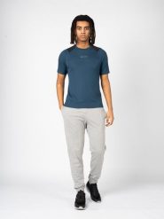 Champion T-Shirt "Tech-Tee" | 218011 | Mężczyzna | Czarny, Niebieski. Czarne t-shirty męskie Champion, l, bez wzorów, z poliesteru, bez kołnierzyka, bez ramiączek. W wyprzedaży za 89.00 zł.